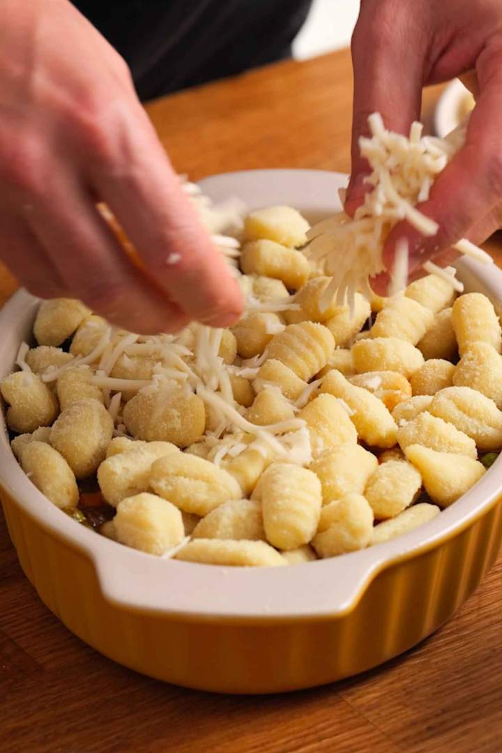 Gratinirani njoki z govejim ragujem