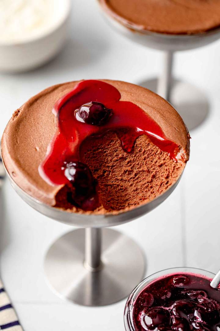 Čokoladni mousse iz 2 sestavin z višnjami