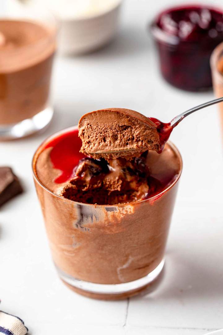 Čokoladni mousse iz 2 sestavin z višnjami