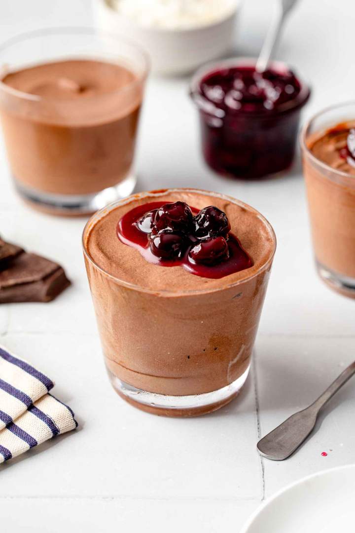 Čokoladni mousse iz 2 sestavin z višnjami