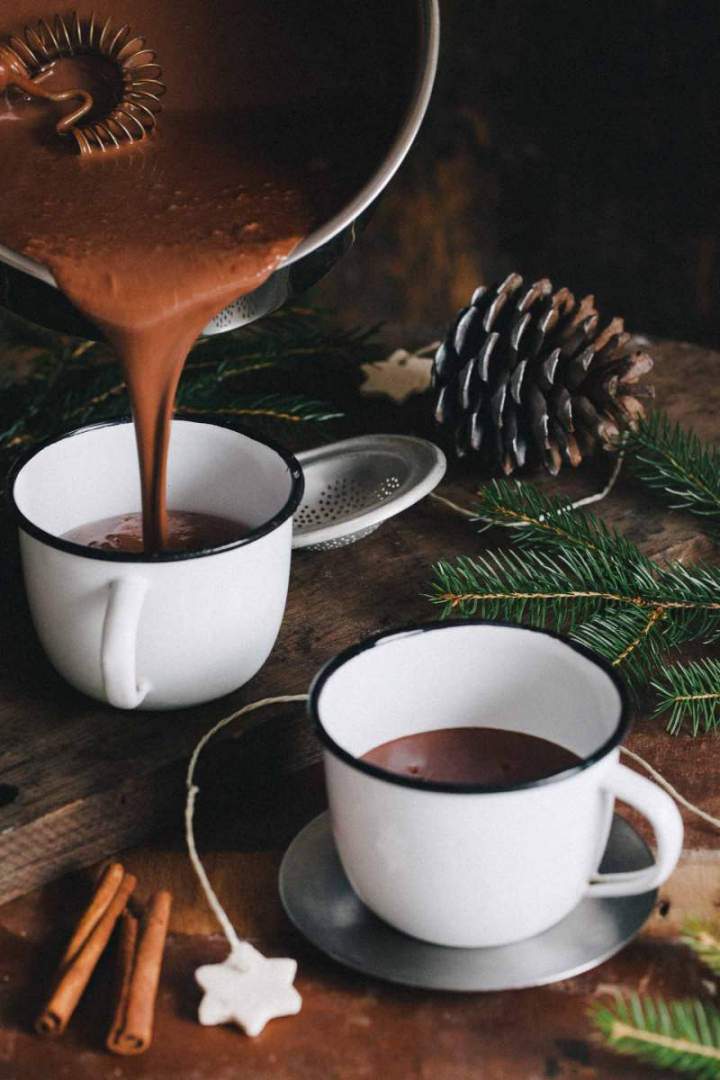 Nalivanje goste vroče čokolade v skodelice