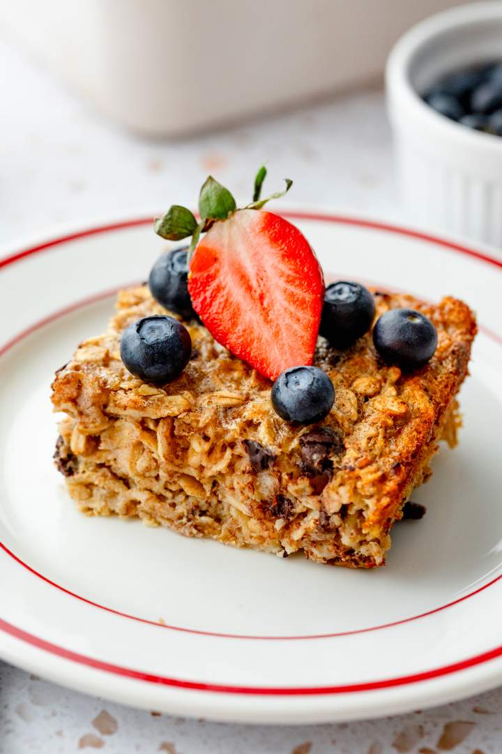 Pečeni ovseni kosmiči z banano in čokolado