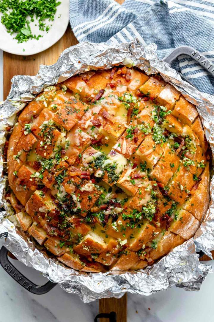 Pečen kruh s slanino, sirom in tržaško omako