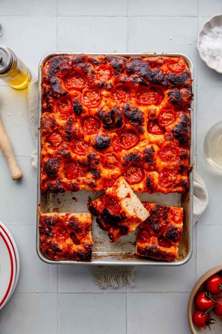 Fokača s češnjevimi paradižniki