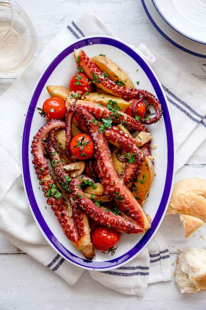 Hobotnica v pečici s krompirjem