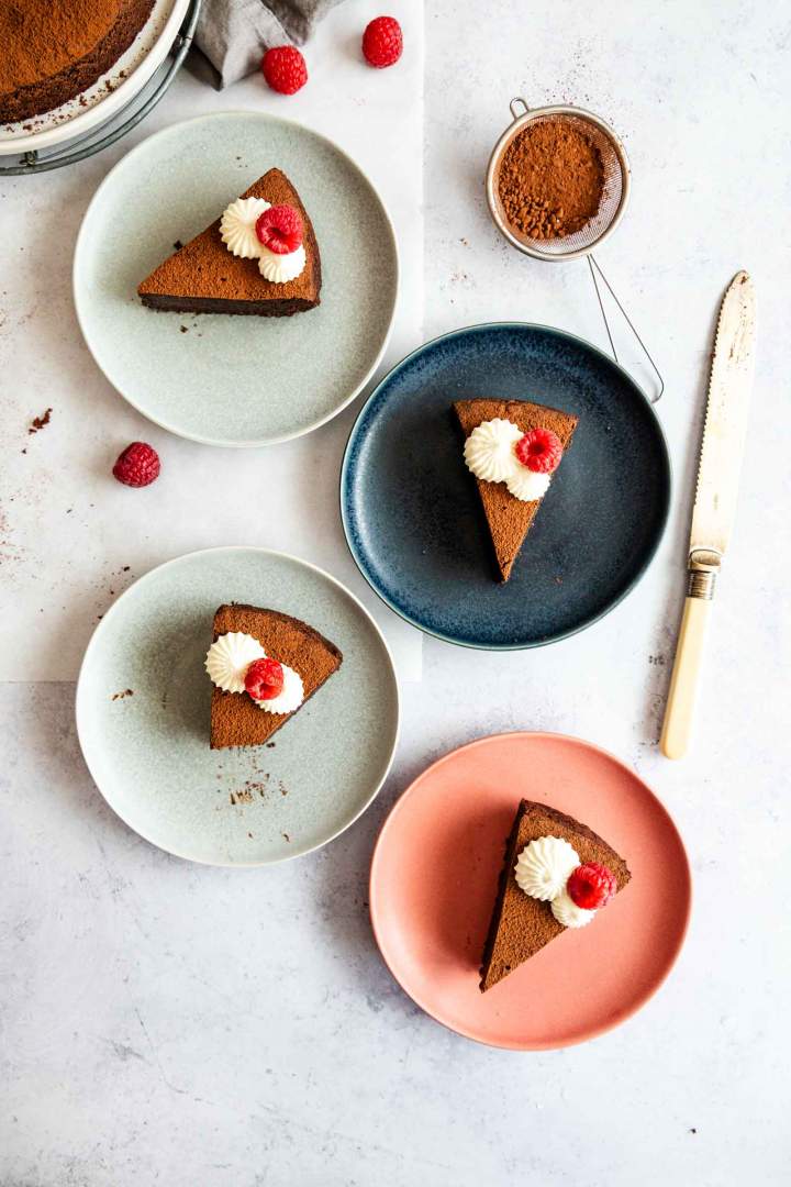 Sočna čokoladna torta z malinami