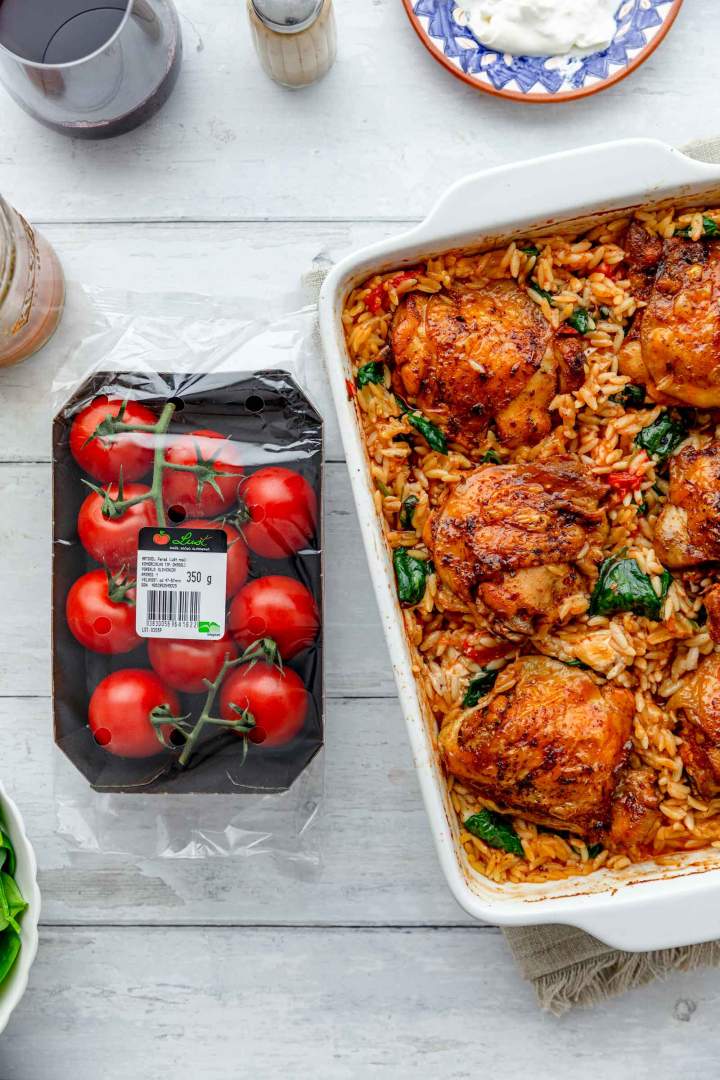 Orzo testenine s piščancem, paradižnikom in špinačo