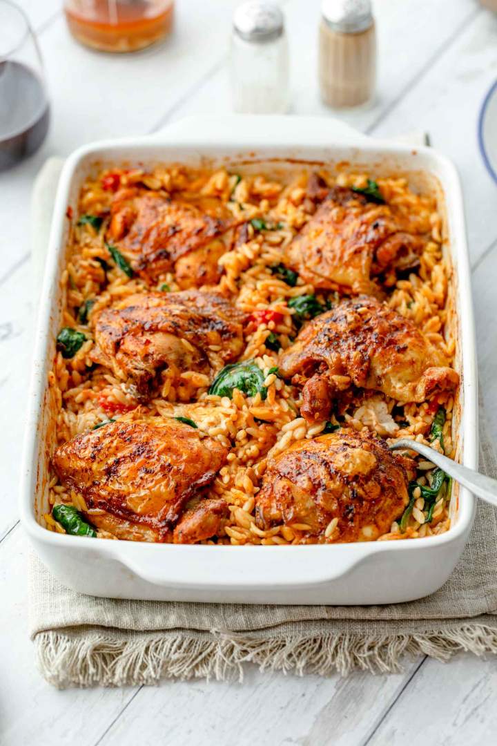 Orzo testenine s piščancem, paradižnikom in špinačo