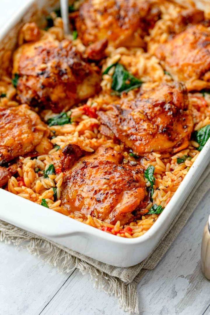 Orzo testenine s piščancem, paradižnikom in špinačo