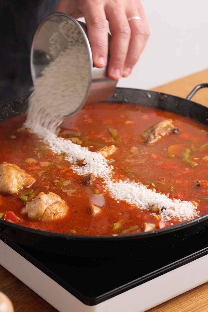 Paella s piščancem in morskimi sadeži