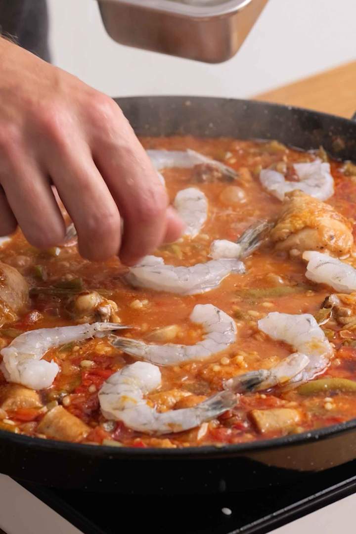 Paella s piščancem in morskimi sadeži