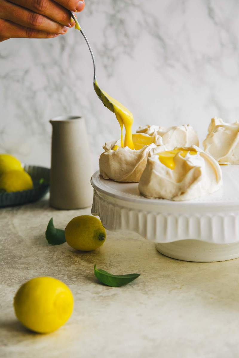 Pavlova with lemon curd