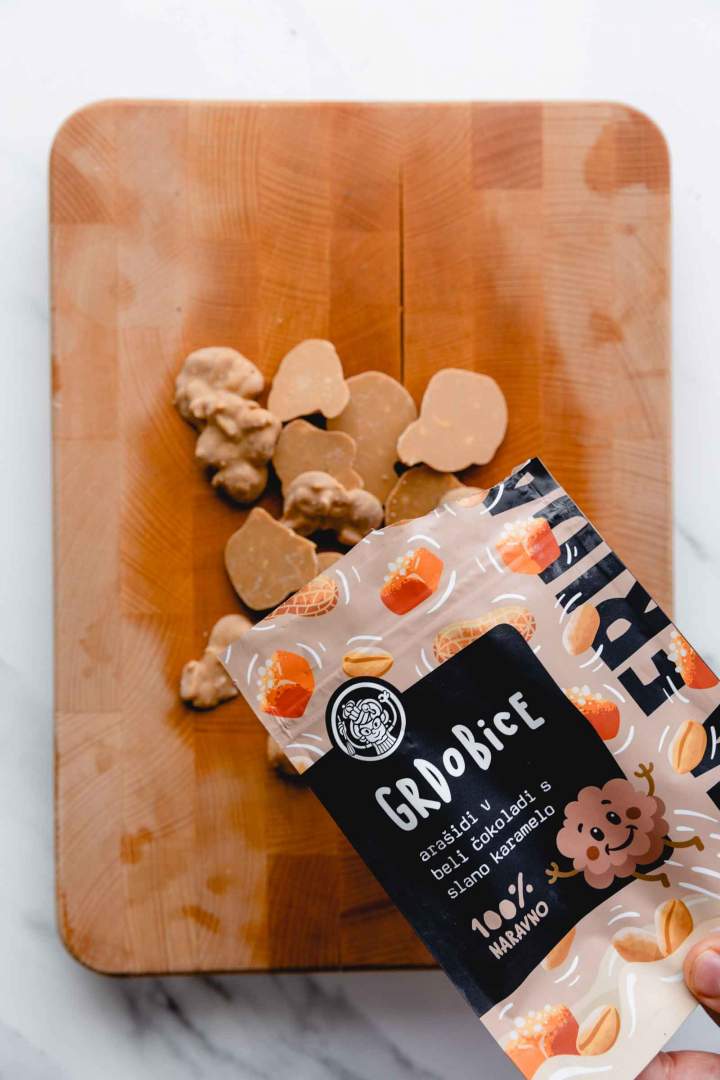 Clusters - Peanuts in white chocolate with salted caramel Aunt Frida