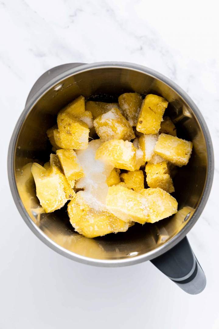 Zamrznjen ananas s sladkorjem za Ananasov sorbet