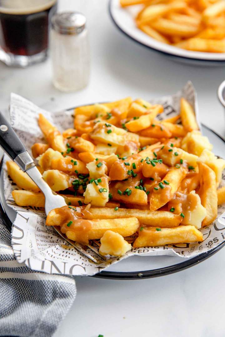 Poutine (pomfri z mesno omako in sirom)