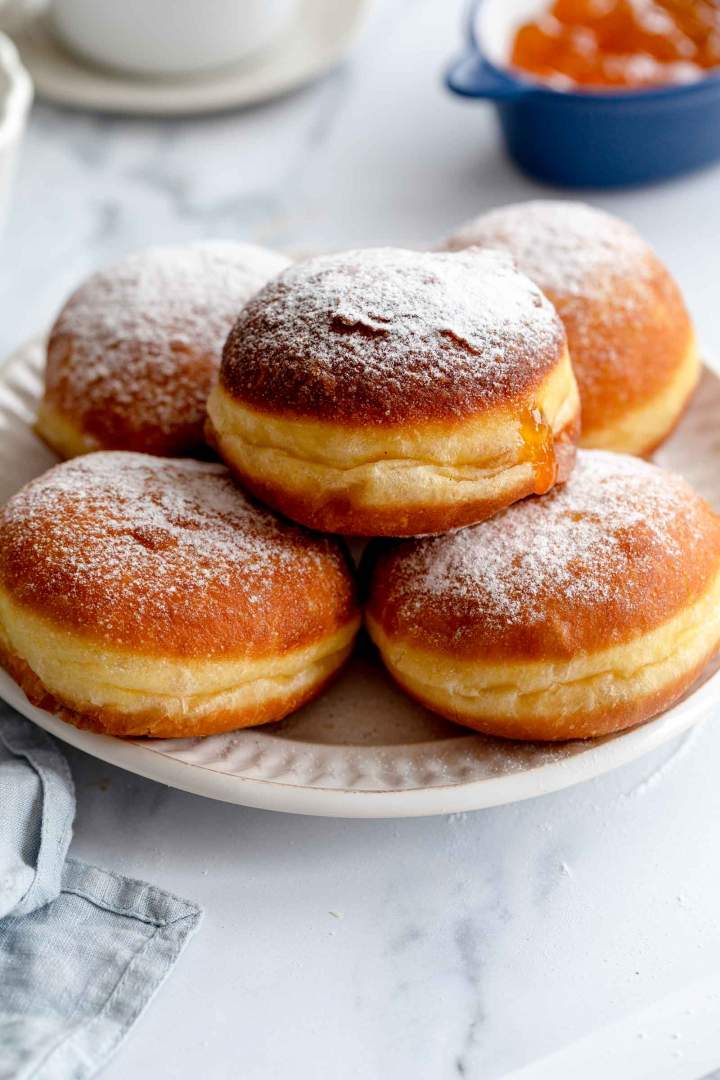 Pustni krofi z marmelado