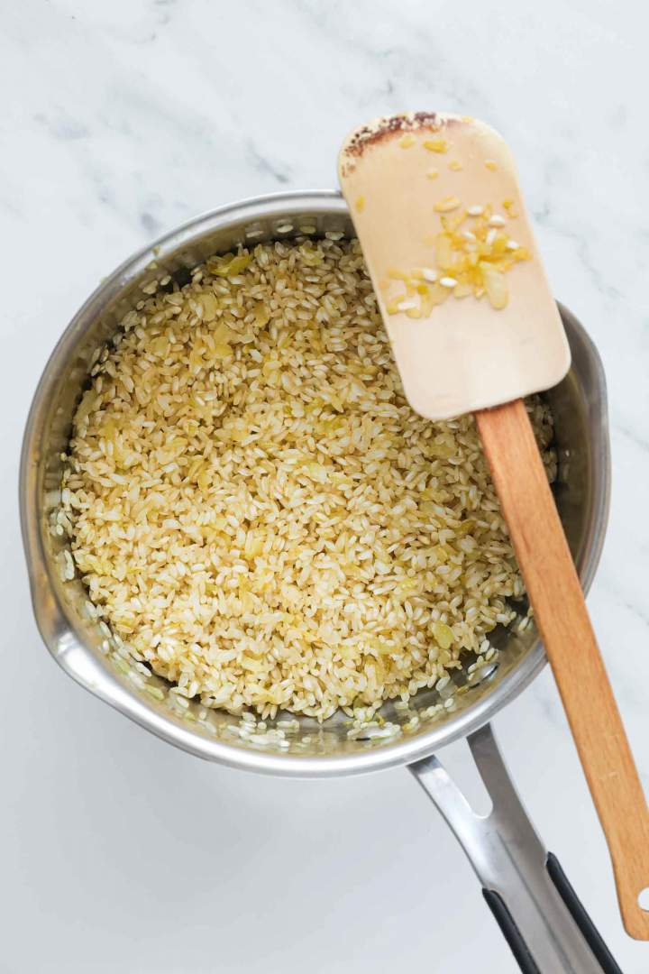 Praženje čebule in riža za rižoto