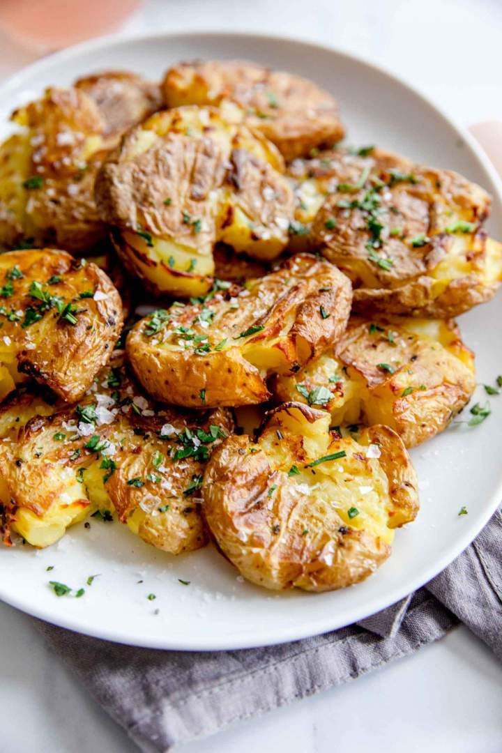 Zapečen mladi krompir v pečici