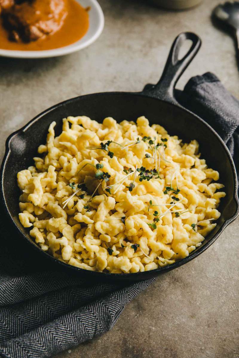 Špecli (Spaetzle) servirani s kalčki v ponvi