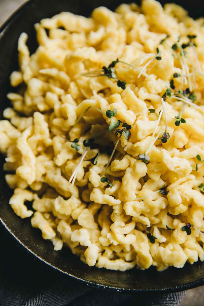 Špecli (Spaetzle) servirani s kalčki v ponvi