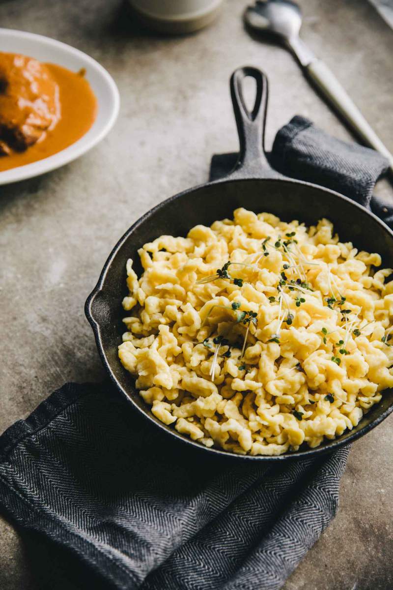 Špecli (Spaetzle) servirani s kalčki v ponvi