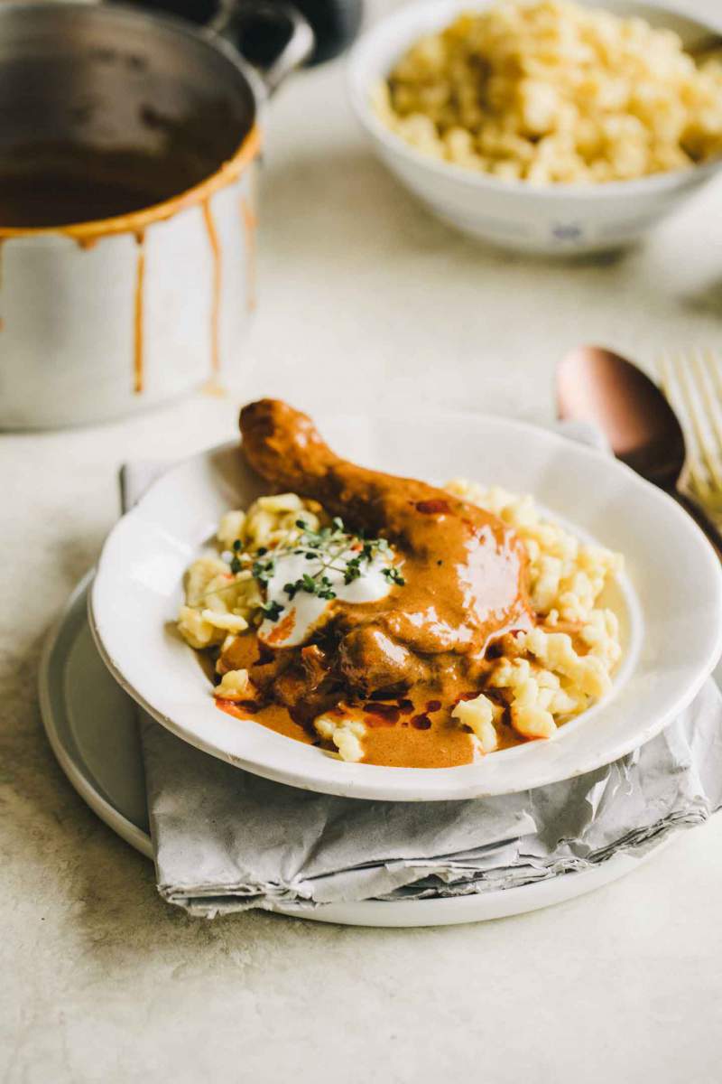 Špecli (Spaetzle) servirani s piščančjim paprikašom