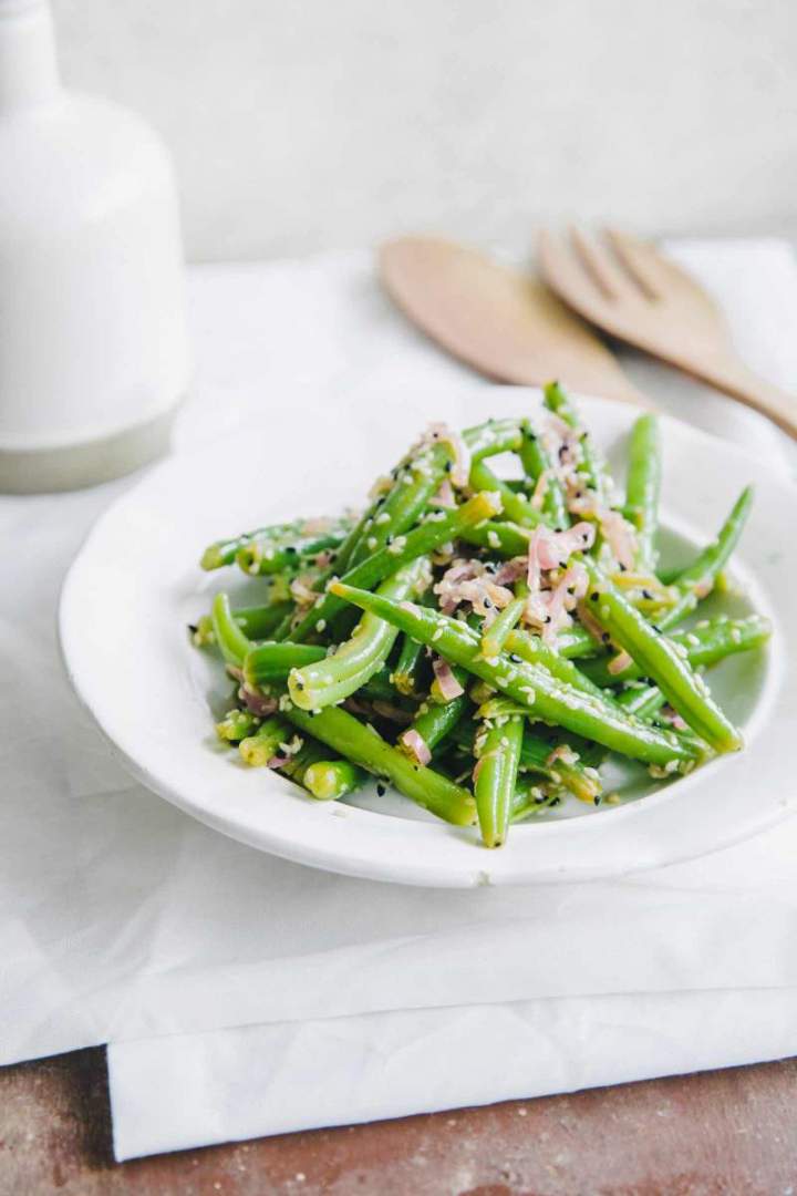 String bean salad with sesame seeds served in a bowl