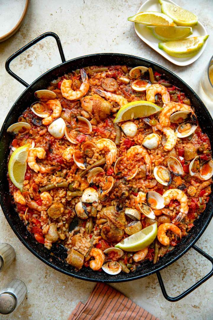 Paella s piščancem in morskimi sadeži