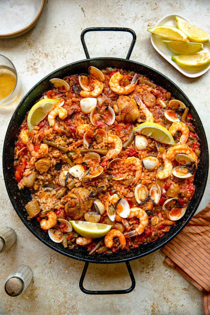 Paella s piščancem in morskimi sadeži