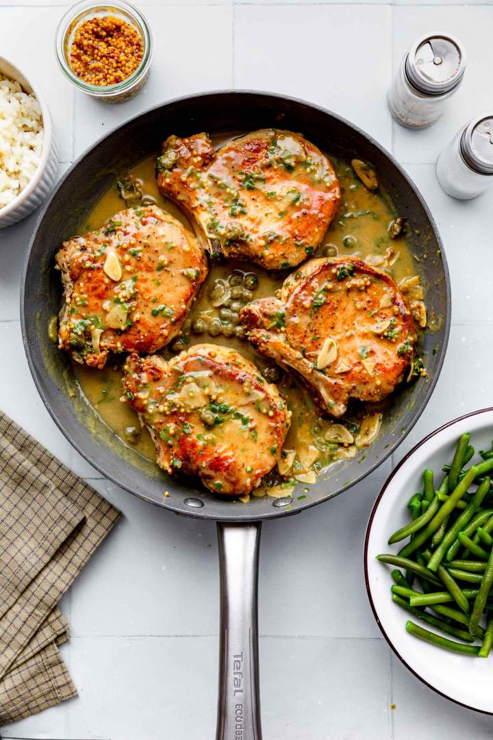 Svinjski kotleti v ponvi z gorčico in česnom