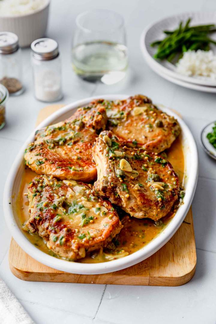 Svinjski kotleti v ponvi z gorčico in česnom