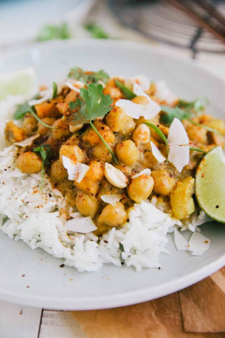 Curry iz sladkega krompirja in čičerike postrežene z rižem in kokosom