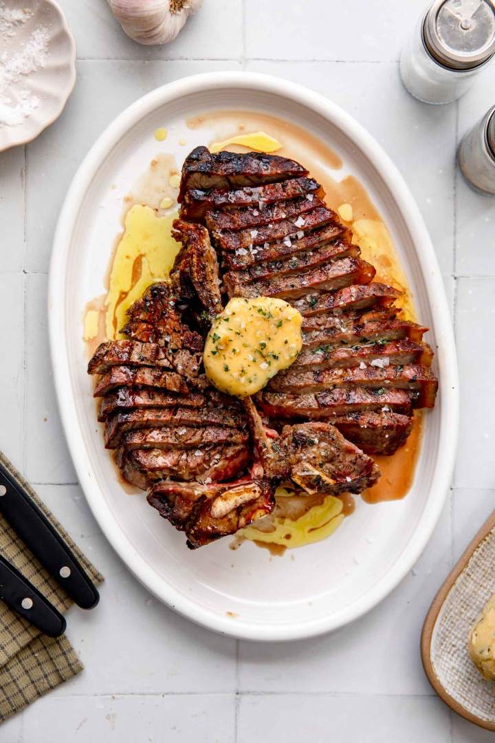 T-bone steak na žaru z medenim maslom