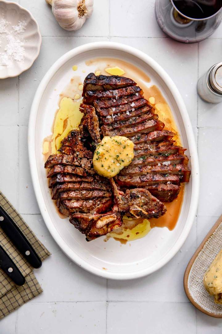 T-bone steak na žaru z medenim maslom