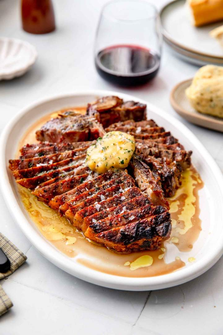 T-bone steak na žaru z medenim maslom