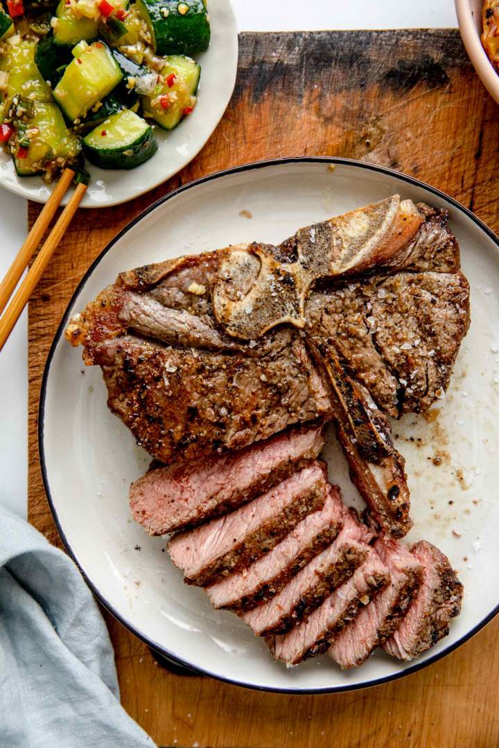 T-bone steak na žaru s pretlačenimi kumarami 