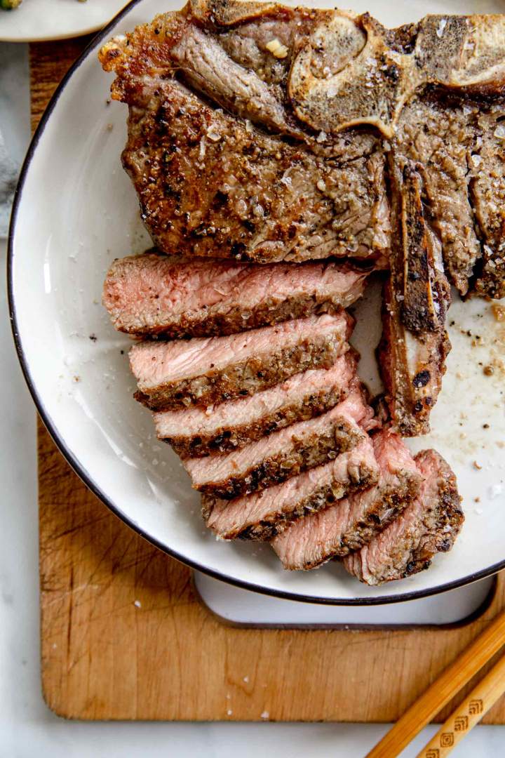 T-bone steak na žaru s pretlačenimi kumarami 