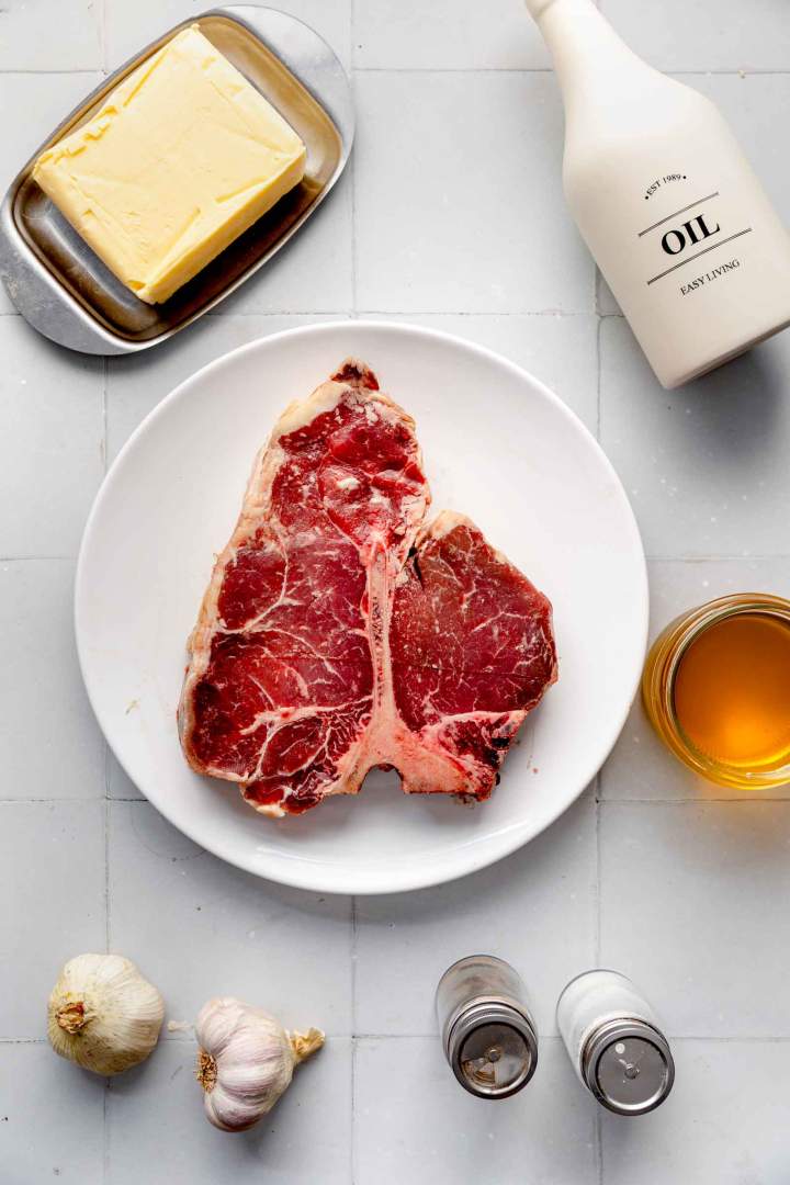 T-bone steak na žaru z medenim maslom