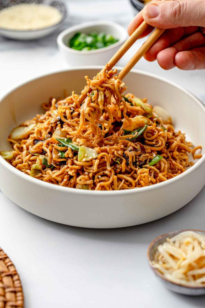 Azijski rezanci s teriyaki omako in zelenjavo
