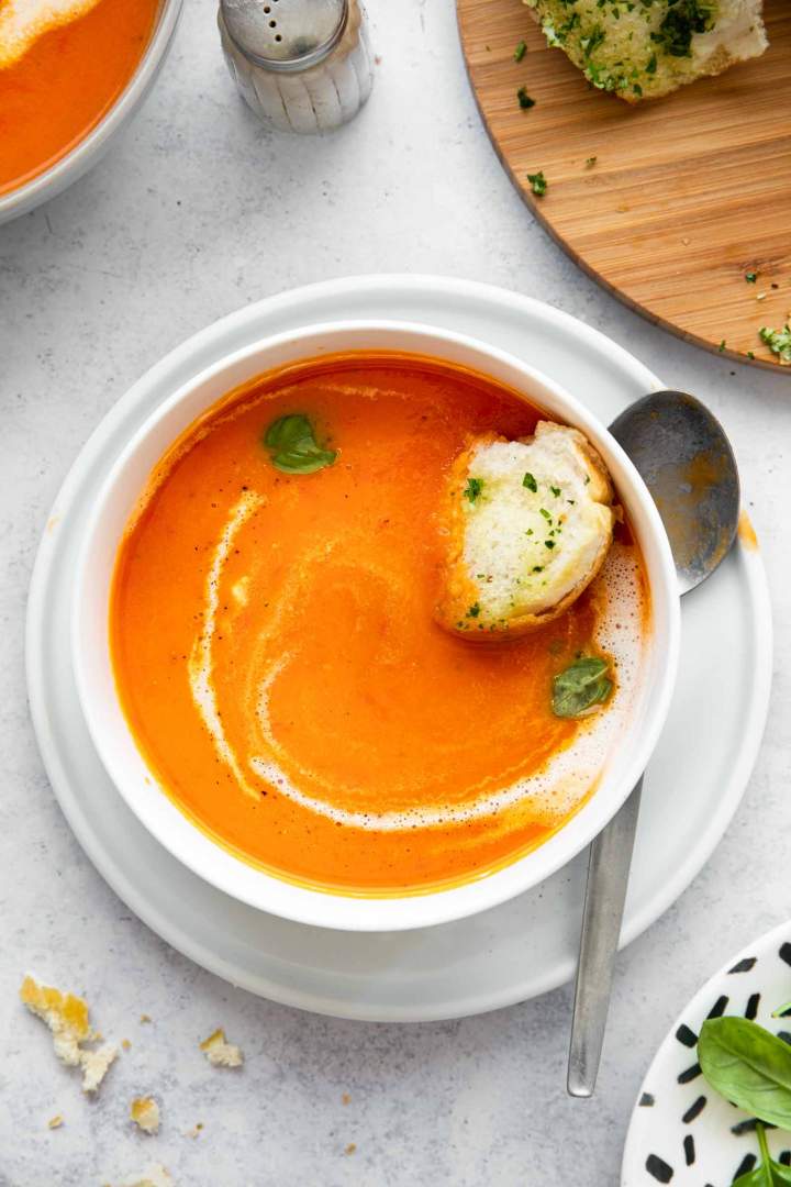 Paradižnikova juha s česnovo kremo