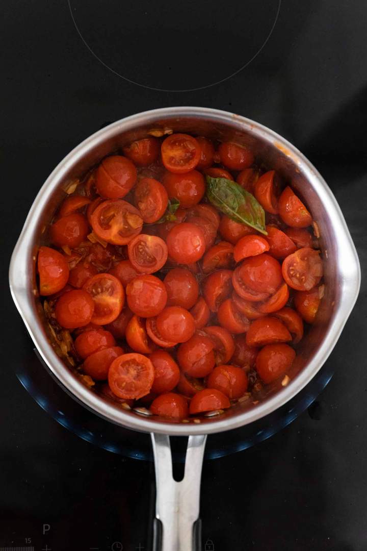 Cooking tomatoes for tomato soup