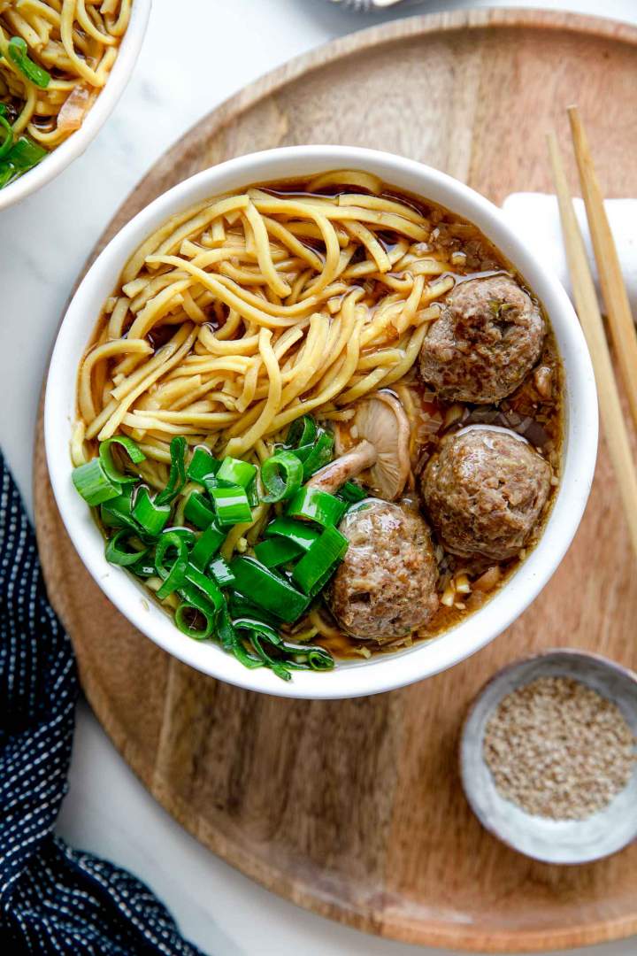 Ramen juha s puranjimi mesnimi kroglicami