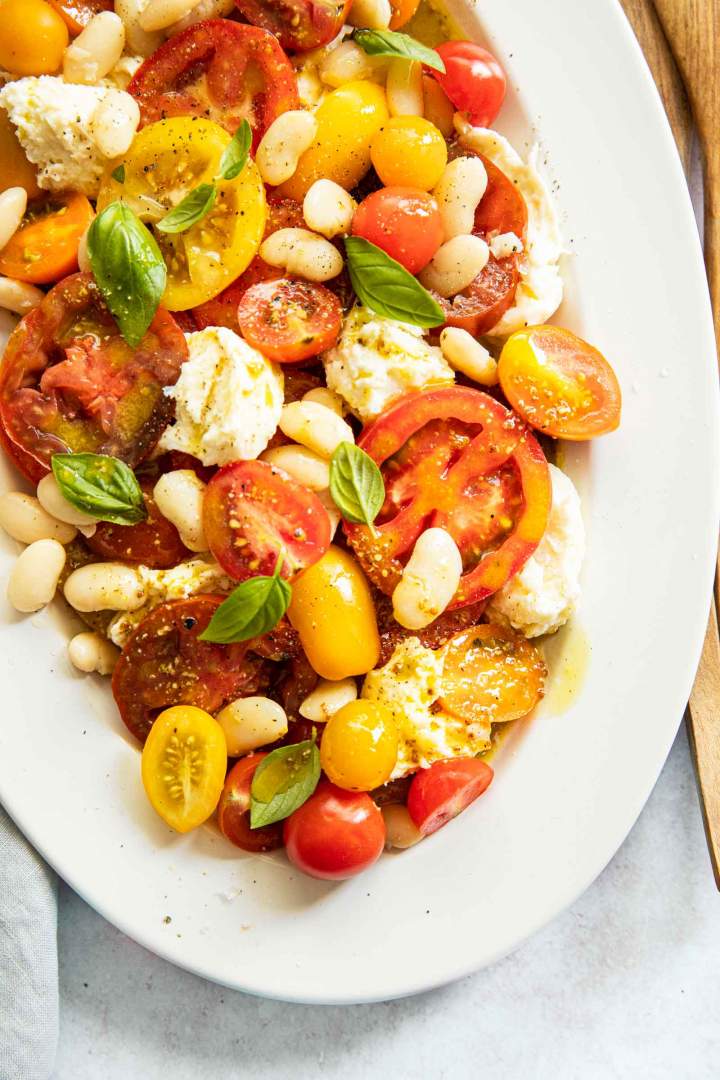 Paradižnikova solata z mozzarello in belim fižolom